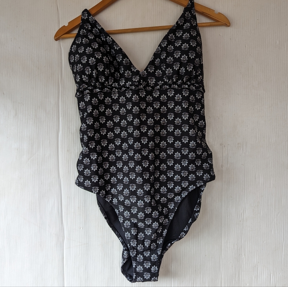 OLD NAVY V-neck Ruffle-trim cutout one-piece swimsuit - Picture 7 of 13